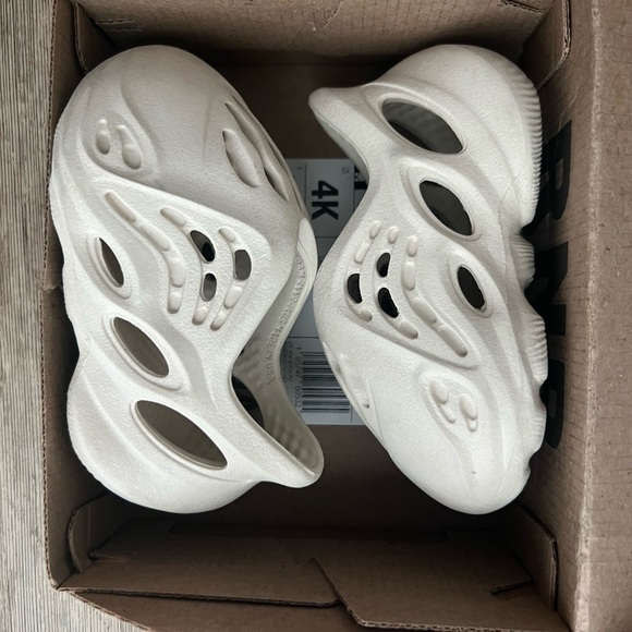 YEEZY ‘Foam Runner ‘Sand’ Infants Size 4K - Picture 1 of 7